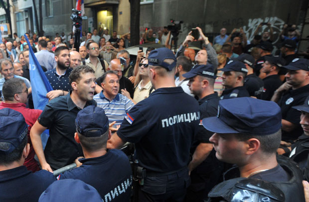 ПРОТЕСТ ПРОТИВ ФЕСТИВАЛА МИРДИТА, ДОБАР ДАН: Радикали покушали да пробију кордон полиције